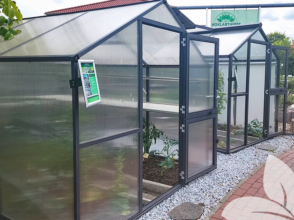 Glass vs Polycarbonate Greenhouse side by side to see the difference in the clarity of the glazing