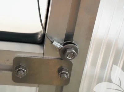 Attachment of the Wind Restraint Kit for greenhouse roof vents