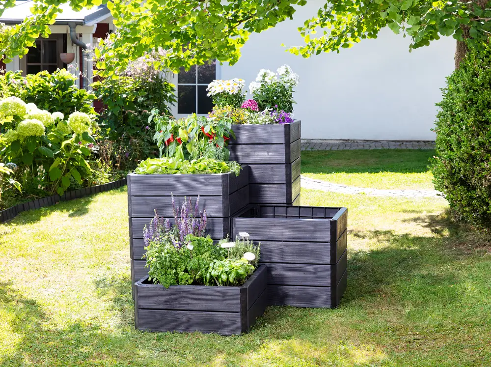 Graf Quadro Raised Beds stacked at different heights and grouped together for a nice arrangement