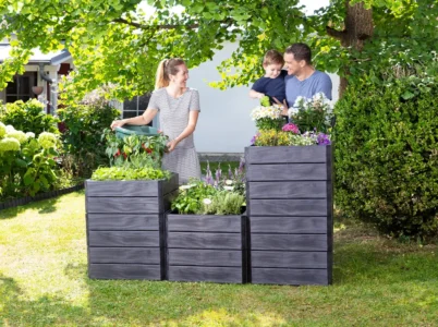Graf Quadro Raised Beds stacked at different heights with a family of three behind it