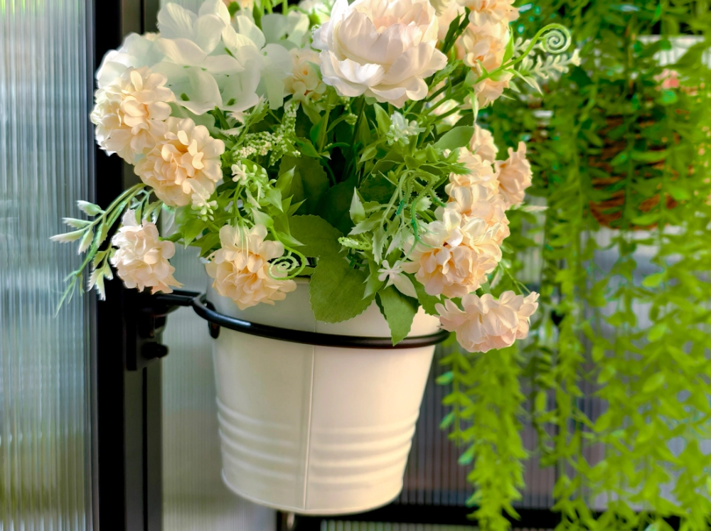Vego 6" Pot Holders with plant pot installed in Vego Greenhouse
